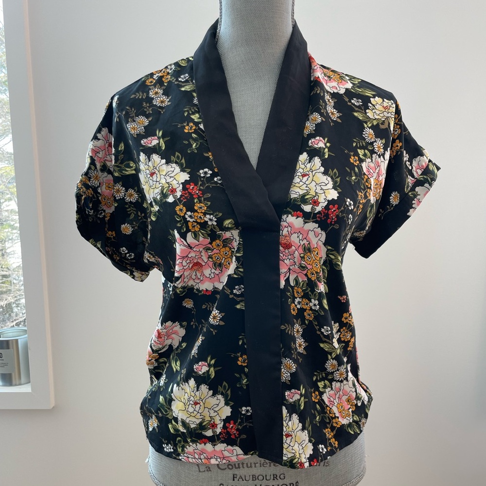 Vero Moda top, Black/Flower design, size XS, NWT
